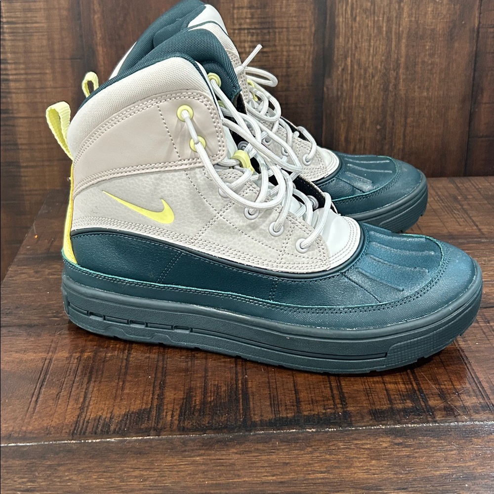 Nike ACG Kids White and Teal Duck Boots